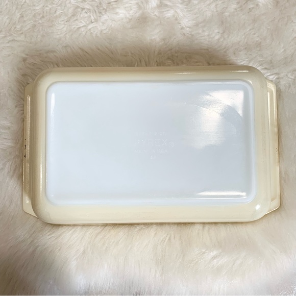 Vintage Pyrex cream and gold, Golden Acorn 575-B 2QT space saver cassarole dish - Picture 8 of 8